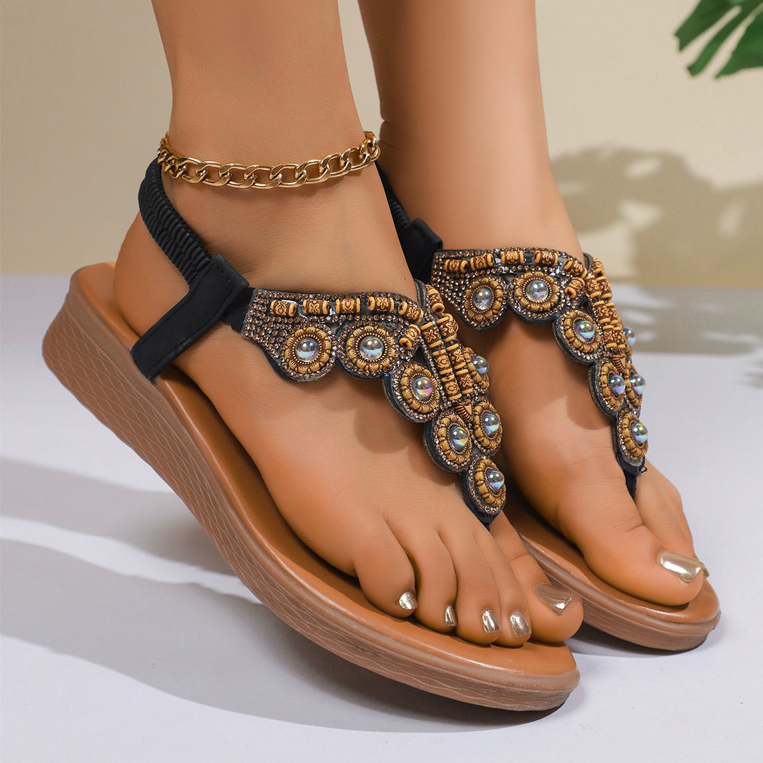 شبشب بنمط بوهيمي مع مشابك مرصعة بالخرز وأحجار الراين وتصميم مرن