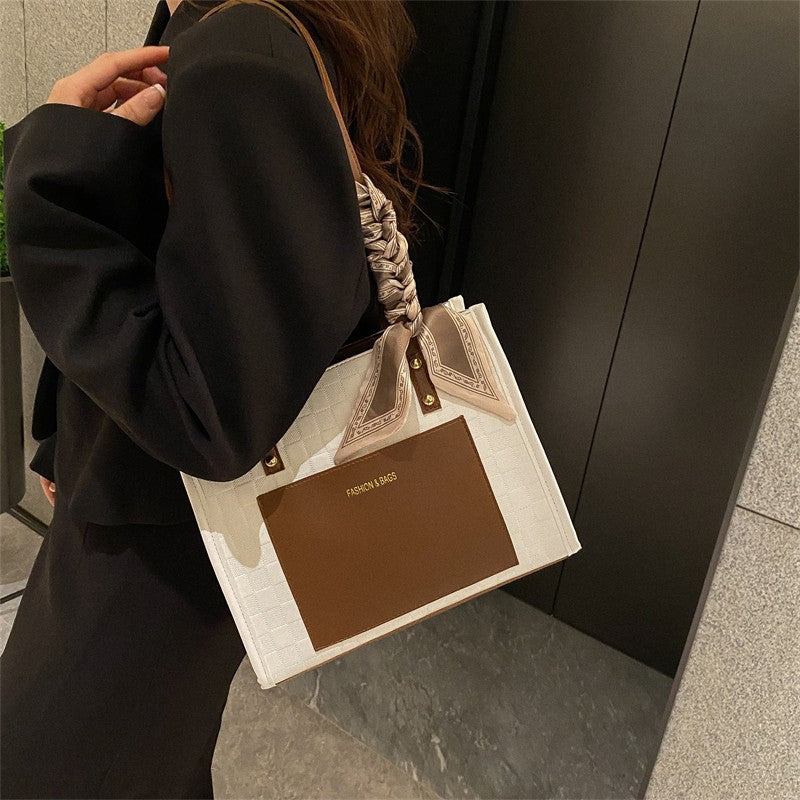 حقيبة كتف كبيرة بنمط كوري بلون متباين، يمكن حملها تحت الإبط أو كحقيبة كروس